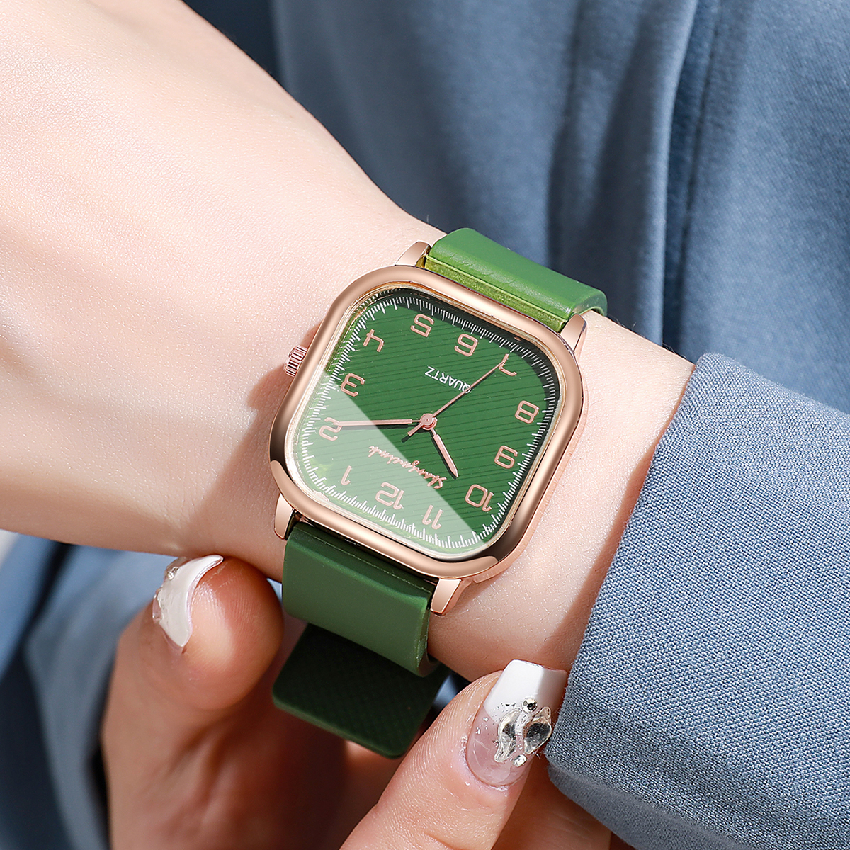Fashion Square Women Watches C - مراجعة Silicone Band Women وسعره